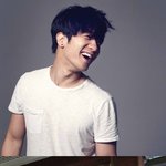 훈내풍기는 알렉스, 운전 중에도 눈웃음 만발