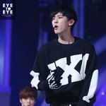 [EXO] 사진 보다가 놀래서 <b>뒤</b>로 넘어졌다.....