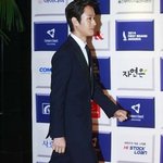 <b>올백</b> 머리한 정우