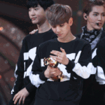 [백현] 근데 백현 <b>트로피</b> 막 만지는거