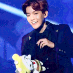 [백현] <b>리락쿠마</b>인형 떨어질까봐 안는 백현이ㅜㅜ