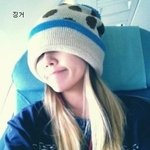 얼굴가린 아이돌의 독특한 반쪽 셀카