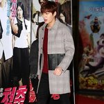 코트를 <b>입기</b> 위해 태어난 것 같은 남자