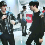 [백현] <b>공항</b>에서 경수랑 얘기중