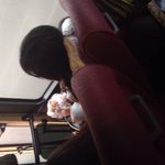 출근 시간 3000번 만원버스안에서 김치전 먹는 사람