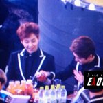 [EXO] 고작  음료수 따르면서
