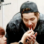 [백현] 크리스 <b>치킨</b> 먹여주는 백현이 ㅋㅋㅋ