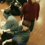 [EXO] 종..ㄷ..h..무릎으로 걷기..