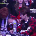 [시우민] 꽃가루<b>폭탄</b>에_대처하는_자세.gif