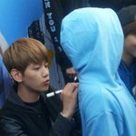 [백현] <b>애기</b>한테 싸인해주는 큥