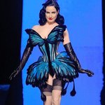 코르셋하고 런웨이 선 <b>디타</b> 본 티즈ㄷㄷㄷㄷ