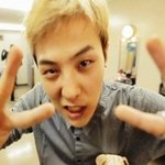 쌍<b>브이</b> 날리는 아이돌 셀카 모음
