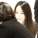 팬과 귀엽게 <b>인사</b>하는 크리스탈