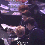 [백현] 시상식에서 잡지 <b>정독</b>하는 아이도루