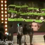 [시우민] 팬들 <b>응원</b>보고 쓰러지는 시우민