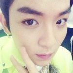 <b>우유</b> 피부 아이돌의 근접 셀카