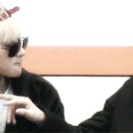 [EXO] 타오 <b>입가</b>에 묻은 가루 털어주는 종인이