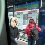 눈 젖은 신발 신긴 아이를 버스 의자에 눕히고 그냥 내리시면 안돼죠