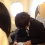 [EXO] <b>비행기안</b>에서도 싸인해줌