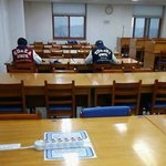 [유머] 누가 먼저 일어날 것인가?