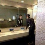 [EXO] 무서운 크리스 화장실 사생짤..