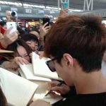 [EXO] 레이 공항에서 싸<b>인해</b>주고있네요