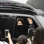 퇴근길 훈훈한 男아이돌의 <b>손인사</b> 모음