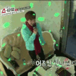 [시우민] 다들 앉아서 부르는데 일어나서 <b>안무</b>까지 열심히 ㅋㅋㄱ