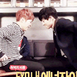 [시우민] 허벅지<b>씨름</b> 움짤ㅋㅋ