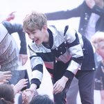 [백현] <b>장애인</b>분손잡아드리는백현이