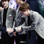 [백현] 퍼피스토어 <b>악수</b>하는 백현이 고화질