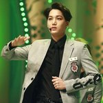 [카이] [포토] 카이 '<b>흥분</b>한 팬들 가라앉히는 중(?)'