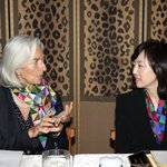 훌륭한 조각보 스카프를 선물하는 스카프 외교의 여성가족부 조윤선장관