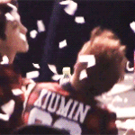 [시우민] 종이<b>가루</b> 터는 모습....