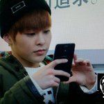 [시우민] <b>핸드폰</b> 보는게 뭐라고..