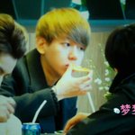 [백현] 오늘 백현이 공항에서 <b>먹방</b> 찍어써용ㅋㅋㅋ