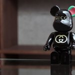 패션 디자이너의 옷을 입은 아트 토이, 베어브릭! 