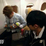 [백현] 백현이 <b>비행기</b> 안ㅋㅋㅋ손에과자봐