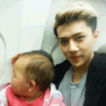 [세훈] 비행기에서 <b>아기</b>랑 놀아준 세훈이 (사진 수정)