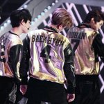 [백현] 어깨는개<b>듬직</b>..손은씹덕..뒤통수쓰담해주고싶어..