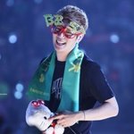 <b>인형</b>들고 즐거워 보이는 男아이돌.jpg