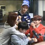 [EXO] <b>디</b>백첸의눈길을<b>한</b>몸에받은人