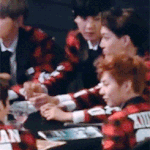 [카이] 종인이<b>콧구멍</b>에장난치는 찬열이ㅋㅋ