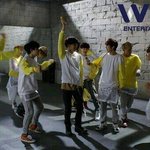 [시우민] 써니텐광고 완전체사진  한장