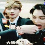 [카이] <b>희수</b>횽아 종인이 먹을 거로 놀리기ㅋㅋㅋㅋ