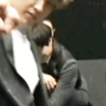 [카이] (말없이<b>가슴</b>을친다.)