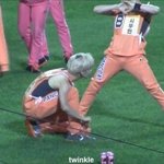 [EXO] 기분 좋은 민석이 뚫어져라 쳐다보는 <b>루한</b>