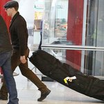 오이 돋는 가방 든 <b>빵모자</b> 쓴 베네딕트 오이배치...