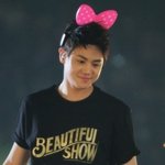 머리에 <b>리본</b>한 귀여운 아이돌