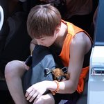 [시우민] 시우민 어깨 뭔가 <b>허전</b>하다고 느낀 웅녀?